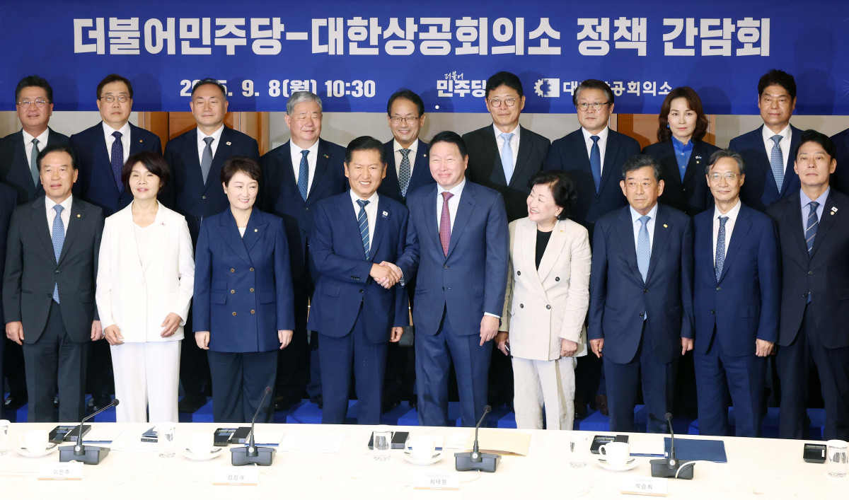 ▲정청래 더불어민주당 대표와 최태원 대한상공회의소 회장 등이 8일 서울 중구 대한상공회의소에서 열린 ‘더불어민주당-대한상공회의소 정책간담회’에 앞서 기념촬영을 하고 있다. 신태현 기자 holjjak@