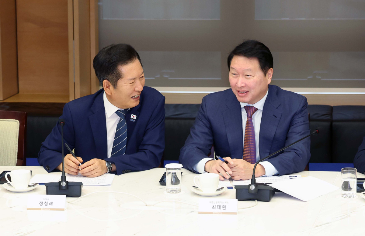 ▲정청래(왼쪽) 더불어민주당 대표와 최태원 대한상공회의소 회장이 8일 서울 중구 대한상공회의소에서 열린 ‘더불어민주당-대한상공회의소 정책간담회’에서 대화하고 있다. 신태현 기자 holjjak@