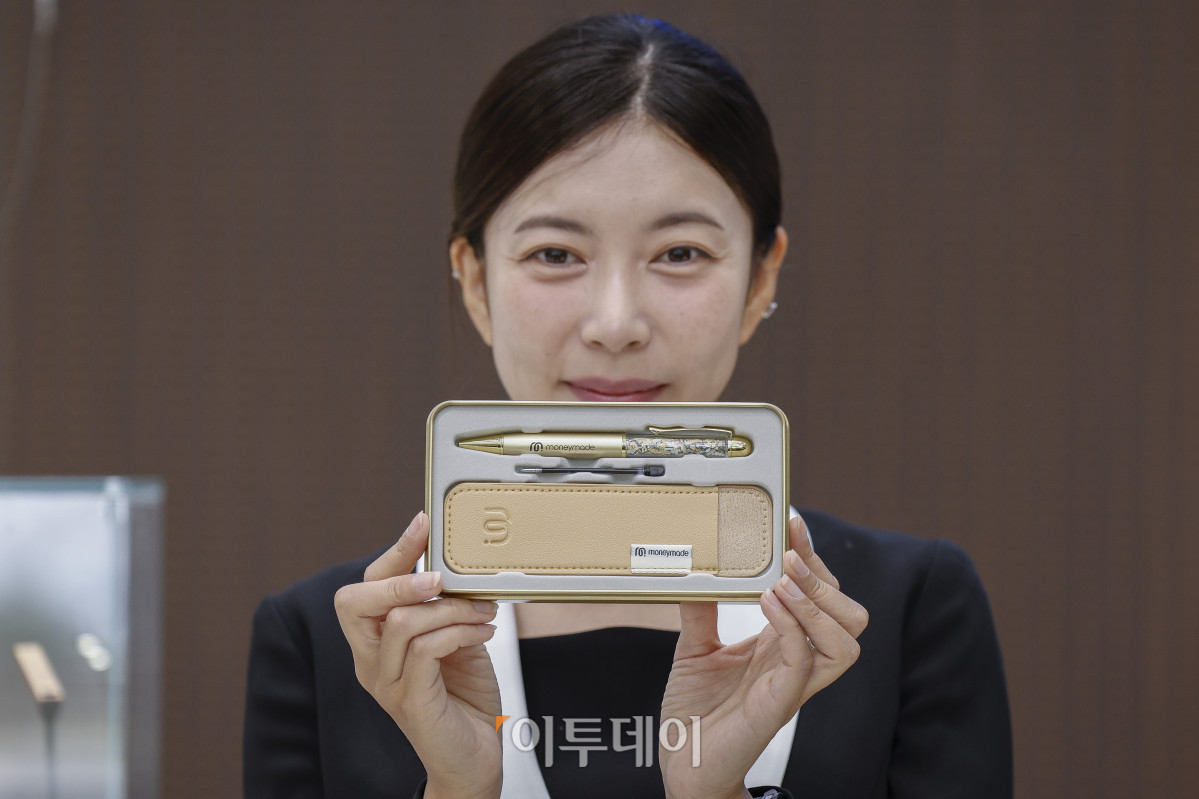 ▲8일 서울 마포구 한국조폐공사 서울 사옥 화폐제품 판매관에서 모델이 돈볼펜 스페셜 제품인 황금볼펜 에디션을 소개하고 있다. 조현호 기자 hyunho@