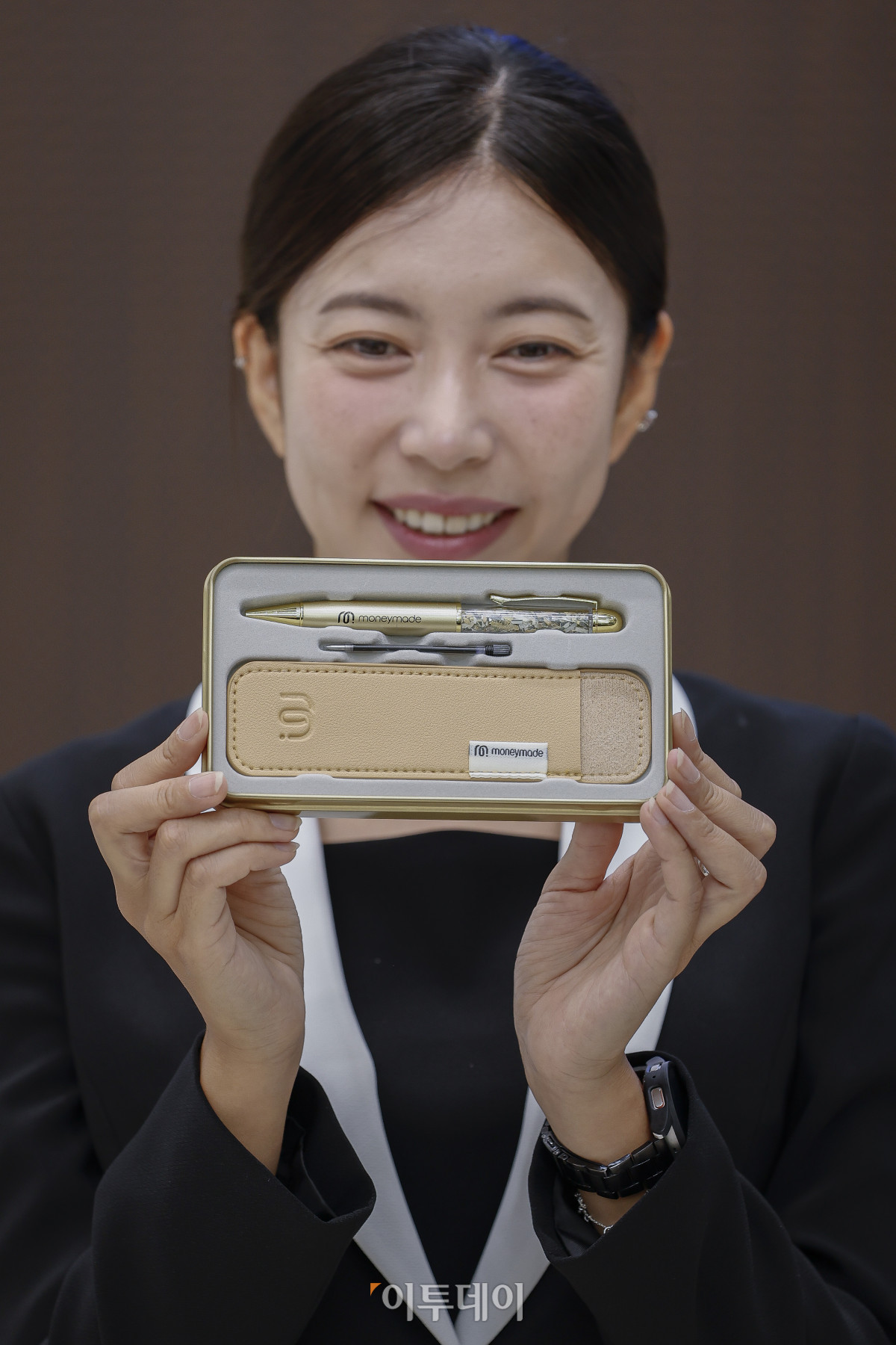▲8일 서울 마포구 한국조폐공사 서울 사옥 화폐제품 판매관에서 모델이 돈볼펜 스페셜 제품인 황금볼펜 에디션을 소개하고 있다. 조현호 기자 hyunho@