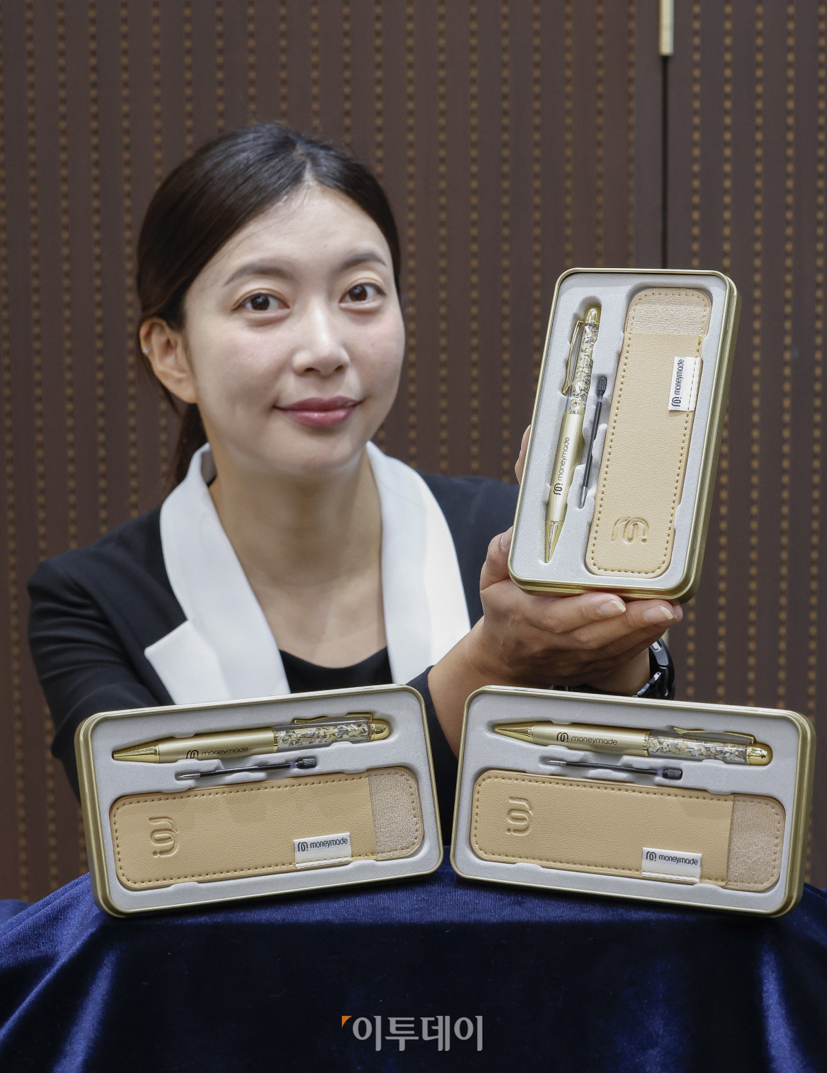 ▲8일 서울 마포구 한국조폐공사 서울 사옥 화폐제품 판매관에서 모델이 돈볼펜 스페셜 제품인 황금볼펜 에디션을 소개하고 있다. 조현호 기자 hyunho@