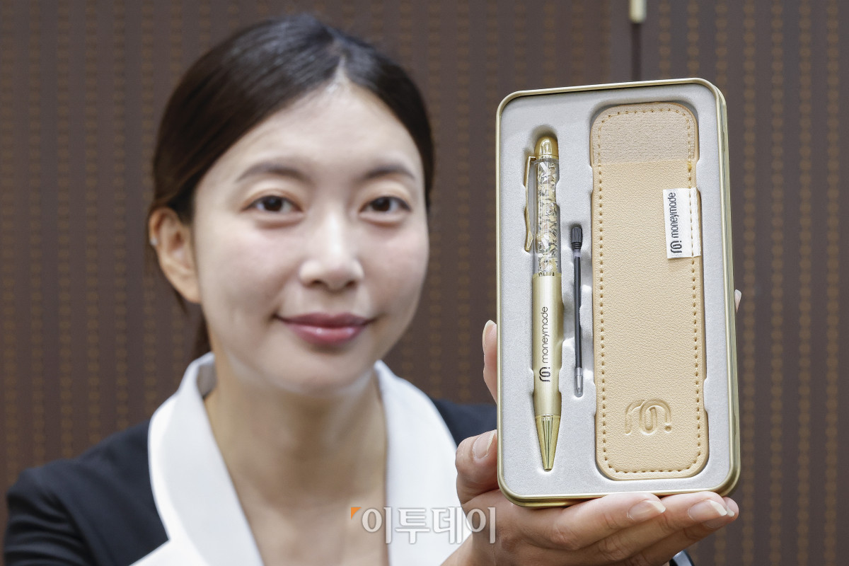 ▲8일 서울 마포구 한국조폐공사 서울 사옥 화폐제품 판매관에서 모델이 돈볼펜 스페셜 제품인 황금볼펜 에디션을 소개하고 있다. 조현호 기자 hyunho@