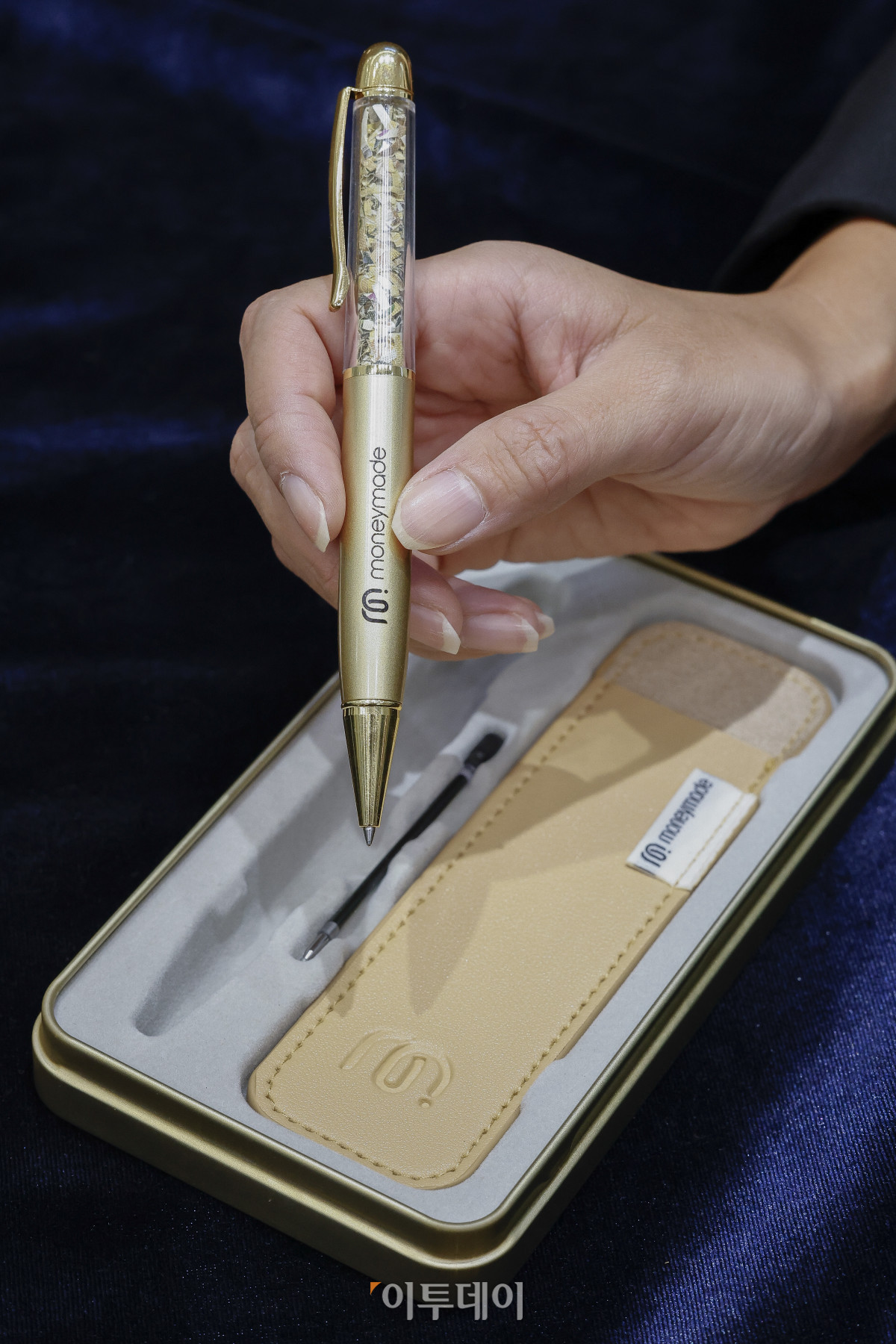 ▲8일 서울 마포구 한국조폐공사 서울 사옥 화폐제품 판매관에서 모델이 돈볼펜 스페셜 제품인 황금볼펜 에디션을 소개하고 있다. (조현호 기자 hyunho@)