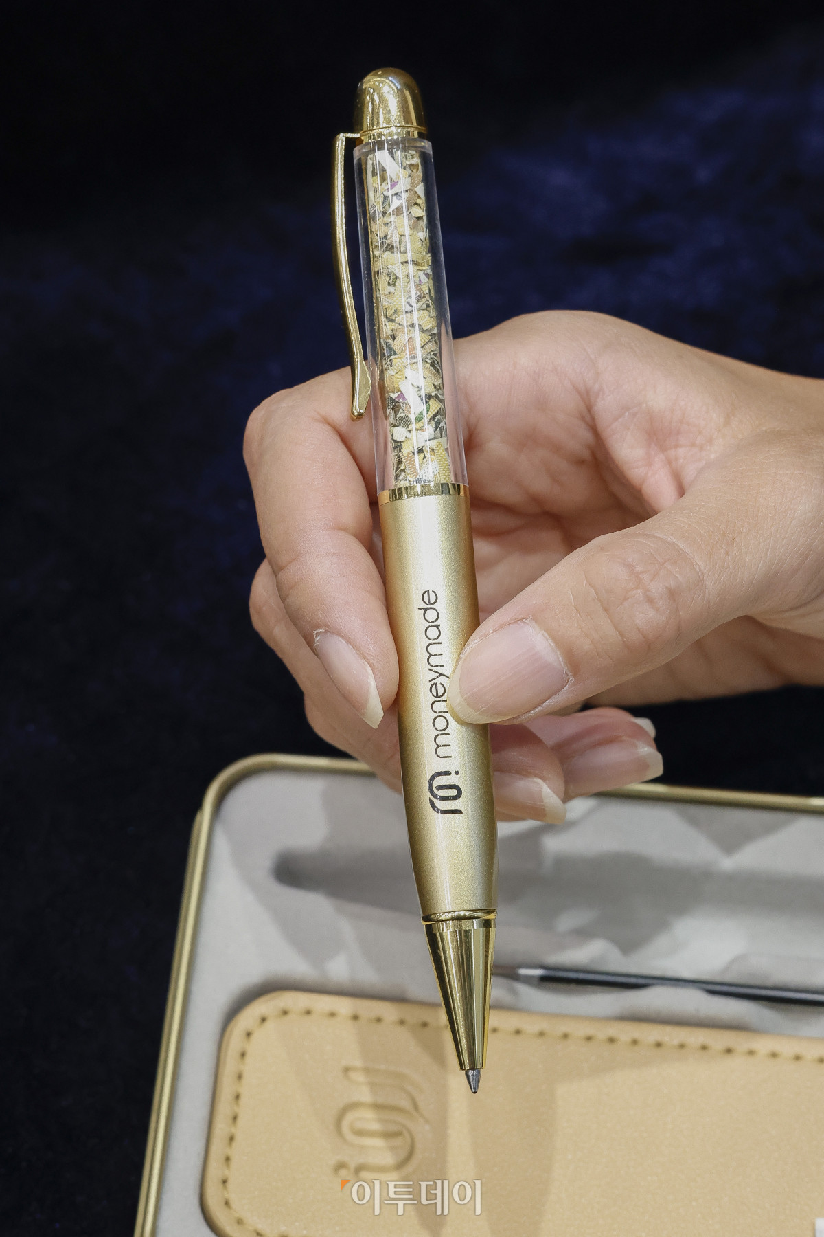 ▲8일 서울 마포구 한국조폐공사 서울 사옥 화폐제품 판매관에서 모델이 돈볼펜 스페셜 제품인 황금볼펜 에디션을 소개하고 있다. 조현호 기자 hyunho@