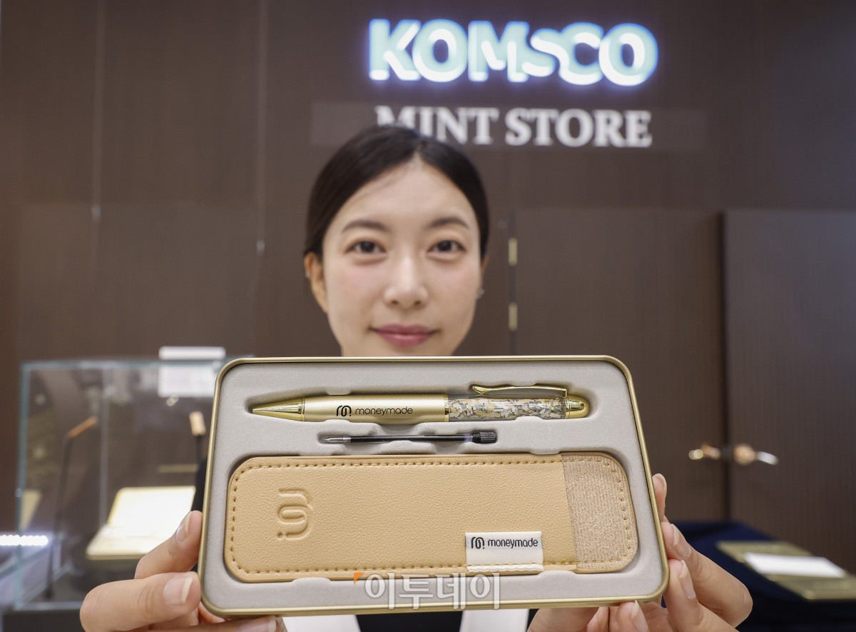 ▲8일 서울 마포구 한국조폐공사 서울 사옥 화폐제품 판매관에서 모델이 돈볼펜 스페셜 제품인 황금볼펜 에디션을 소개하고 있다. 조현호 기자 hyunho@