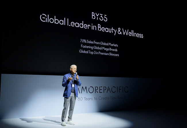 ▲아모레퍼시픽 그룹 서경배 회장이 4일 용산구 본사에서 열린 80주년 창립기념식에서 비전을 선포하고 있다. (사진제공=아모레퍼시픽 그룹)