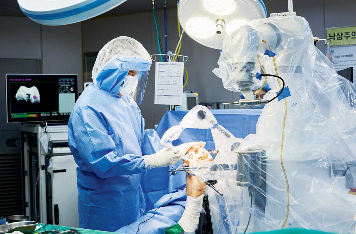 ▲의료진이 이춘택병원 수술실에서 닥터 엘씨티 로봇을 활용해 인공관절 수술을 집도하고 있다. ( 이춘택병원)