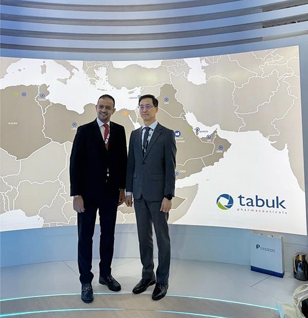▲박재현 한미약품 대표이사(오른쪽)와 이스마일 쉐하다 타북 CEO가 기념촬영하고 있다. (사진제공=한미약품)