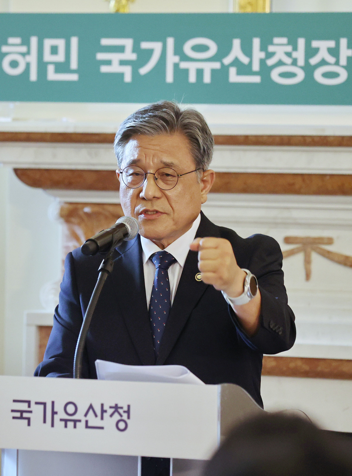 ▲허민 국가유산청장이 8일 서울 중구 덕수궁 석조전에서 열린 취임 언론간담회에서 국가유산 정책을 발표하고 있다. (연합뉴스)