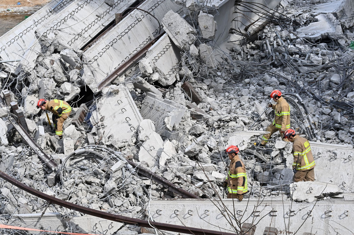 ▲2월 25일 경기 안성시 서운면 산평리 서울세종고속도로 천안~안성 구간 연결공사 교량 붕괴 현장에서 소방대원들이 수색작업을 하고 있다. (뉴시스)