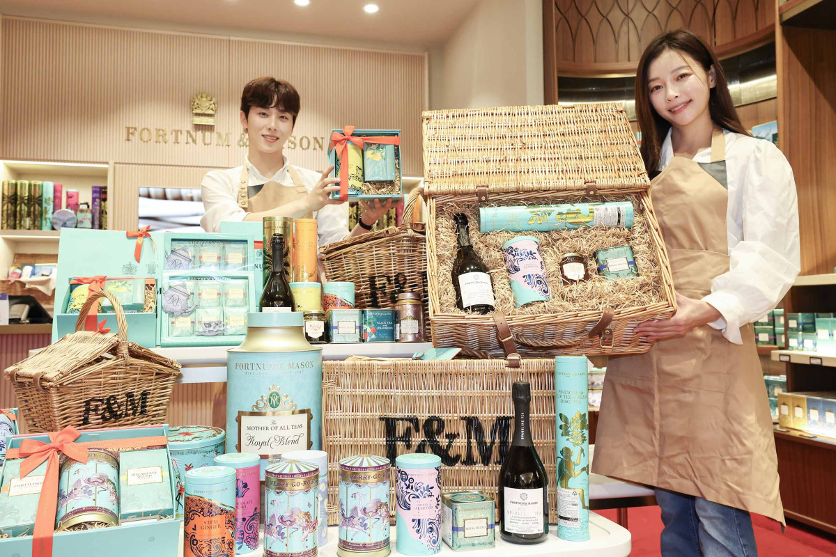 ▲8일 신세계백화점 강남점 지하1층 포트넘앤메이슨 매장에서 모델들이 추석 선물 세트를 소개하고 있다. (사진제공=신세계백화점)