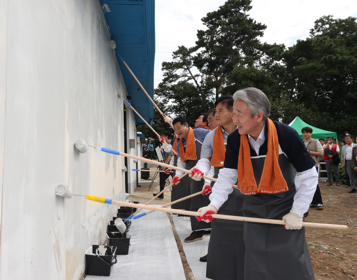 ▲강호동 농협중앙회장이 8일 경기 평택시 포승읍에서 열린 ‘사랑의 집고치기 봉사활동’에 참여해 주택 담장에 페인트를 칠하고 있다. (사진제공=농협)