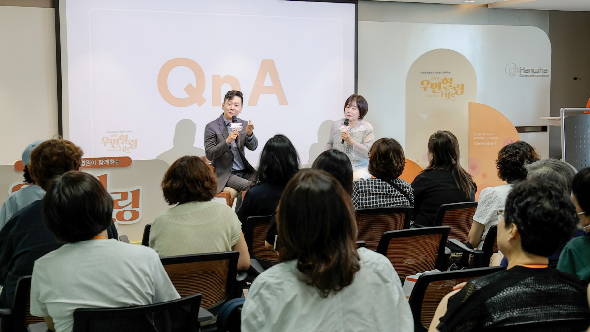 ▲현명한 일산차병원 암통합진료센터장(왼쪽)과 사회를 맡은 이금희 아나운서가 6일 서울 여의도 한화손해보험 본사에서 열린 ‘우먼힐링 LIFE-토탈케어편’에서 질의응답  시간을 갖고 있다. (한화손해보험 제공)