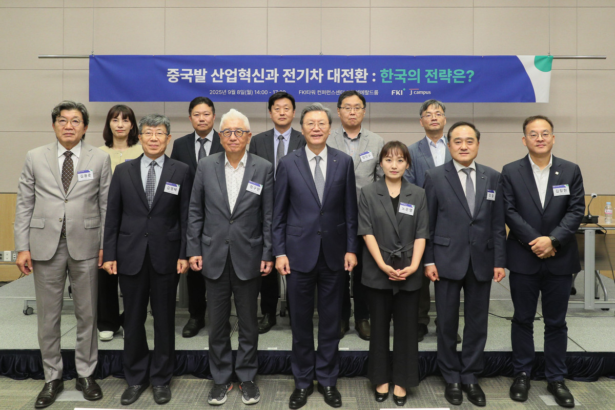 ▲김창범 한경협 부회장을 비롯한 내빈들이 8일 FKI타워 컨퍼런스센터에서 '중국발 산업혁신과 전기차 대전환'을 주제로 열린 세미나에 참석해 기념촬영을 하고 있다. 사진 앞줄 왼쪽부터 김용준 성균관대 교수, 김영배 KAIST 명예교수, 정구현 제이캠퍼스 원장, 김창범 한경협 부회장, 노은영 성균관대 교수, 정철 한경연 원장, 김창현 중국 CEIBS(중국유럽국제공상학원) 교수. (한경협)