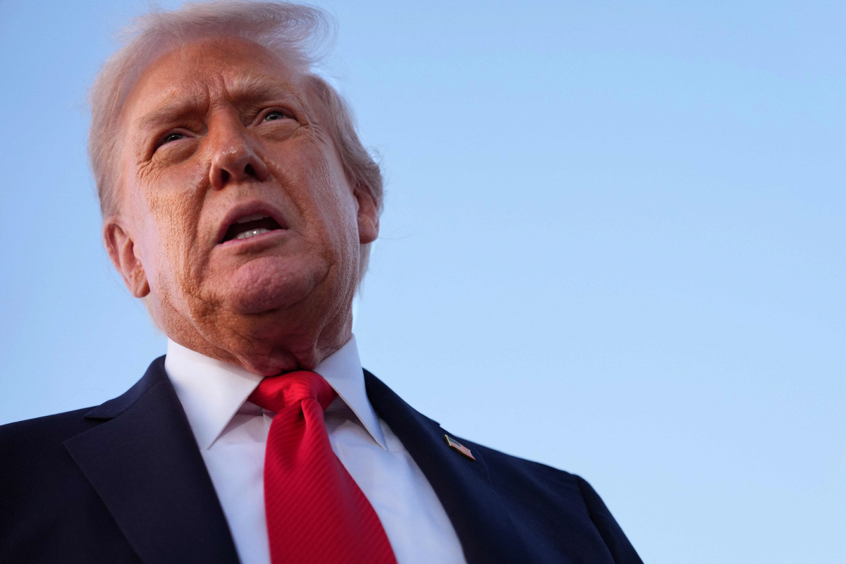 ▲도널드 트럼프 미국 대통령이 7일(현지시간) 앤드루스 공군기지에서 취재진과 대화하고 있다. 메릴랜드(미국)/AFP연합뉴스