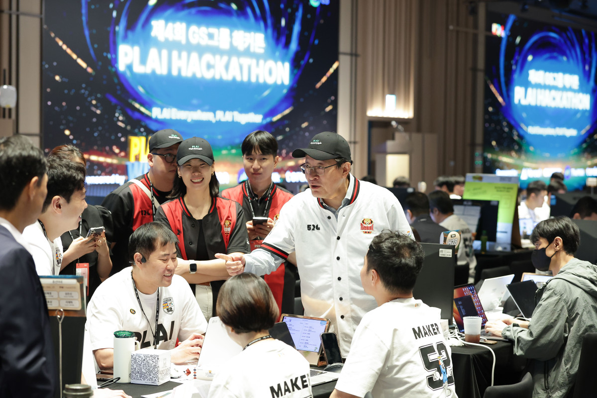 ▲허태수 GS그룹 회장이 8일 웨스틴 서울 파르나스에서 열린 _제 4회 GS그룹 해커톤에서 참가직원들을 격려하고 있다. (GS그룹)