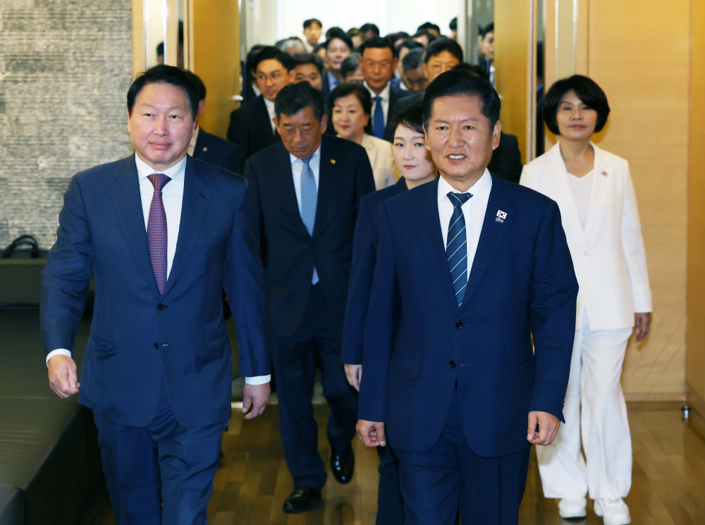 ▲정청래 더불어민주당 대표와 최태원 대한상공회의소 회장 등이 8일 서울 중구 대한상공회의소에서 열린 ‘더불어민주당-대한상공회의소 정책간담회’에 참석하고 있다.  (신태현 기자 holjjak@)