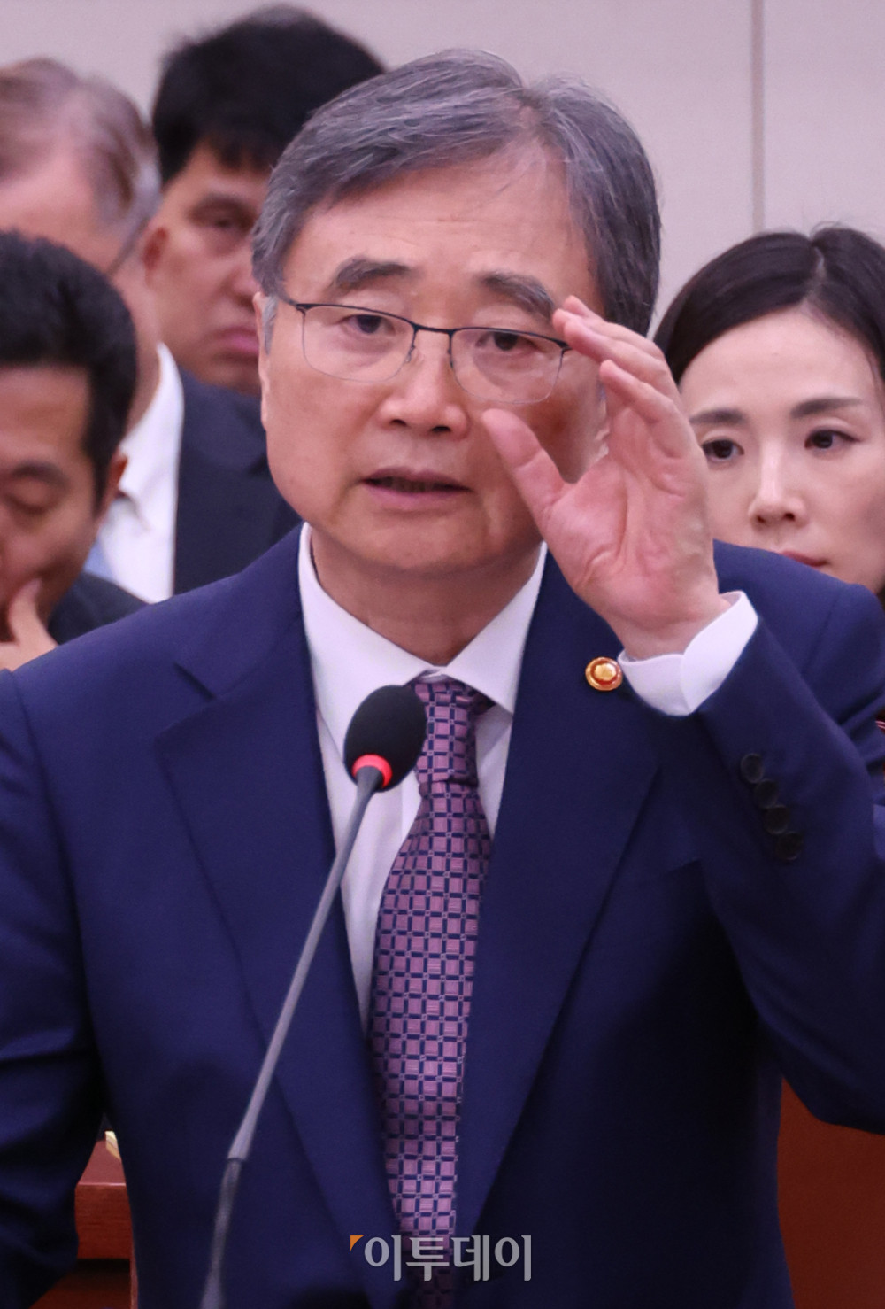 ▲조현 외교부 장관이 8일 서울 여의도 국회에서 열린 외교통일위원회 현안 질의에서 미 조지아주 이민당국의 한국 배터리 공장 건설 현장 단속으로 한국인 근로자 300여 명이 구금된 사태와 관련해 의원 질의에 답하고 있다. 조 장관은 이번 사건의 해결을 위해 이날 오후 미국으로 출국할 예정이다. 고이란 기자 photoeran@ 