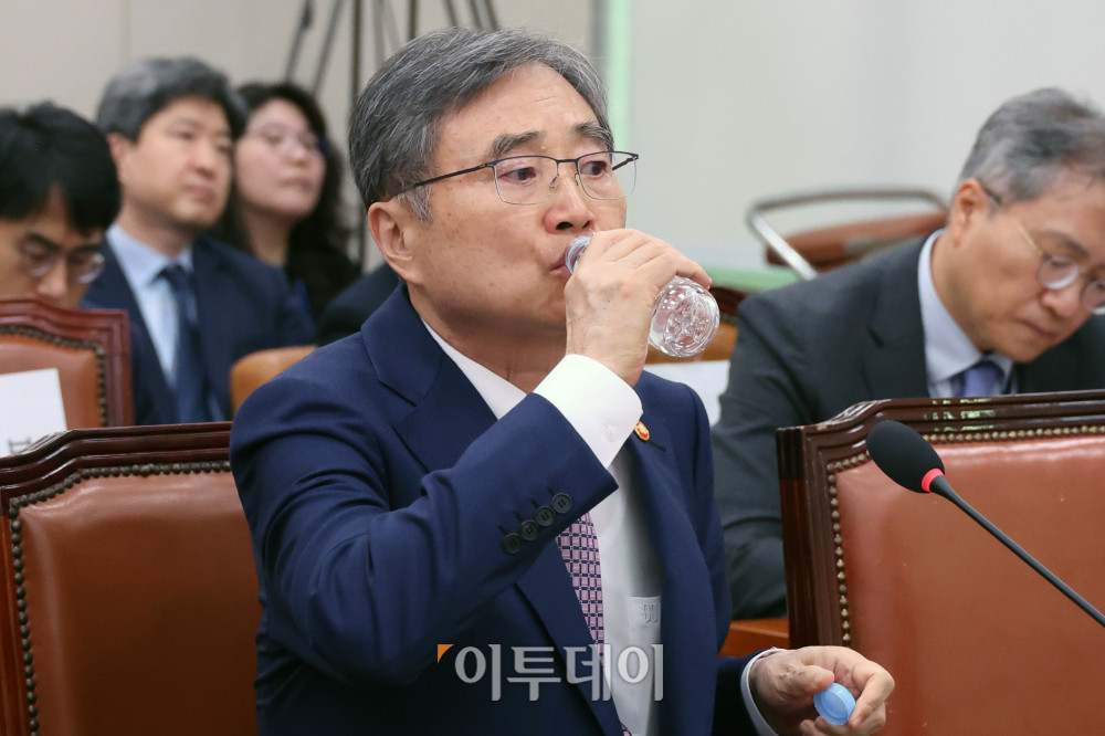 ▲조현 외교부 장관이 8일 서울 여의도 국회에서 열린 외교통일위원회 현안 질의에서 물을 마시고 있다. 조 장관은 미 조지아주 이민당국의 한국 배터리 공장 건설 현장 단속으로 한국인 근로자 300여 명이 구금된 사태의 해결을 위해 이날 오후 미국으로 출국할 예정이다. 고이란 기자 photoeran@