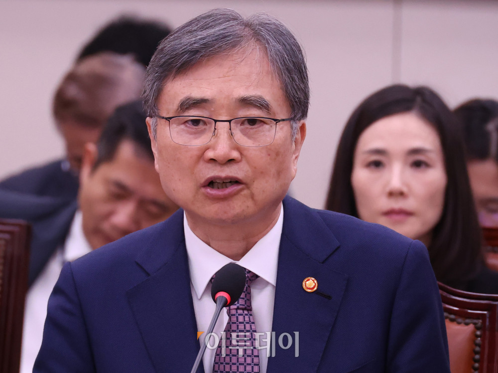 ▲조현 외교부 장관이 8일 서울 여의도 국회에서 열린 외교통일위원회 현안 질의에서 미 조지아주 이민당국의 한국 배터리 공장 건설 현장 단속으로 한국인 근로자 300여 명이 구금된 사태와 관련해 의원 질의에 답하고 있다. 조 장관은 이번 사건의 해결을 위해 이날 오후 미국으로 출국할 예정이다. 고이란 기자 photoeran@ 