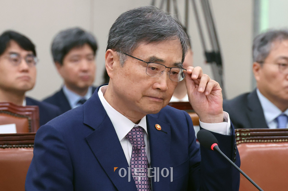 ▲조현 외교부 장관이 8일 서울 여의도 국회에서 열린 외교통일위원회 현안 질의에서 안경을 고쳐쓰고 있다. 조 장관은 미 조지아주 이민당국의 한국 배터리 공장 건설 현장 단속으로 한국인 근로자 300여 명이 구금된 사태의 해결을 위해 이날 오후 미국으로 출국할 예정이다. 고이란 기자 photoeran@