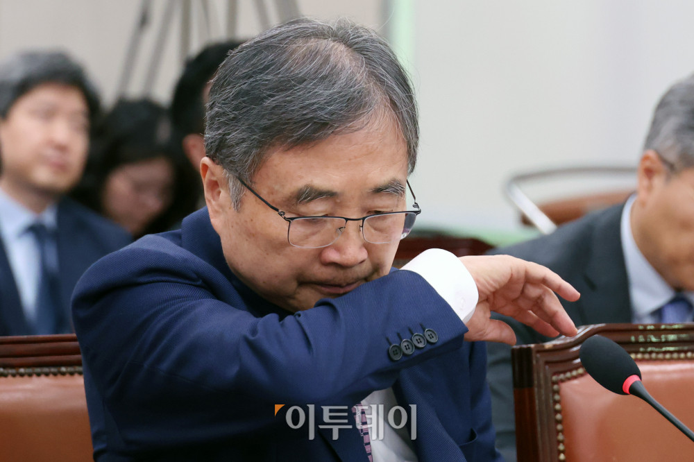 ▲조현 외교부 장관이 8일 서울 여의도 국회에서 열린 외교통일위원회 현안 질의에서 얼굴을 닦고 있다. 조 장관은 미 조지아주 이민당국의 한국 배터리 공장 건설 현장 단속으로 한국인 근로자 300여 명이 구금된 사태의 해결을 위해 이날 오후 미국으로 출국할 예정이다. 고이란 기자 photoeran@