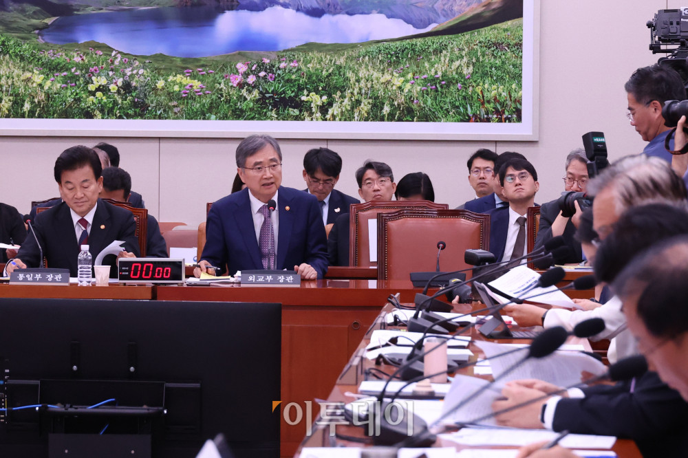 ▲조현 외교부 장관이 8일 서울 여의도 국회에서 열린 외교통일위원회 현안 질의에서 미 조지아주 이민당국의 한국 배터리 공장 건설 현장 단속으로 한국인 근로자 300여 명이 구금된 사태와 관련해 의원 질의에 답하고 있다. 조 장관은 이번 사건의 해결을 위해 이날 오후 미국으로 출국할 예정이다. 고이란 기자 photoeran@ 