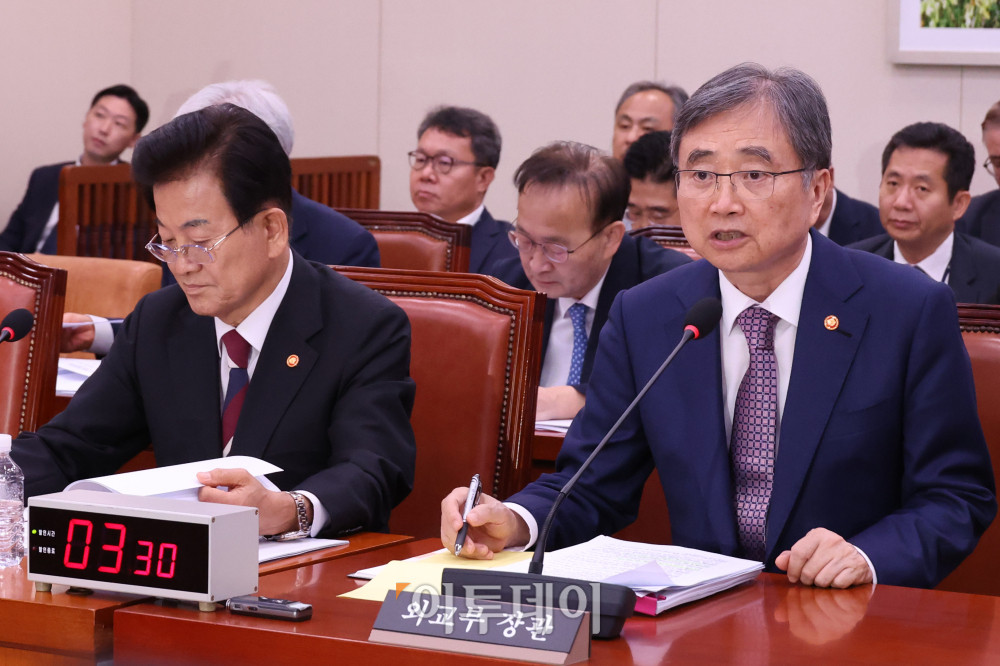 ▲조현 외교부 장관이 8일 서울 여의도 국회에서 열린 외교통일위원회 현안 질의에서 미 조지아주 이민당국의 한국 배터리 공장 건설 현장 단속으로 한국인 근로자 300여 명이 구금된 사태와 관련해 의원 질의에 답하고 있다. 조 장관은 이번 사건의 해결을 위해 이날 오후 미국으로 출국할 예정이다. 고이란 기자 photoeran@ 