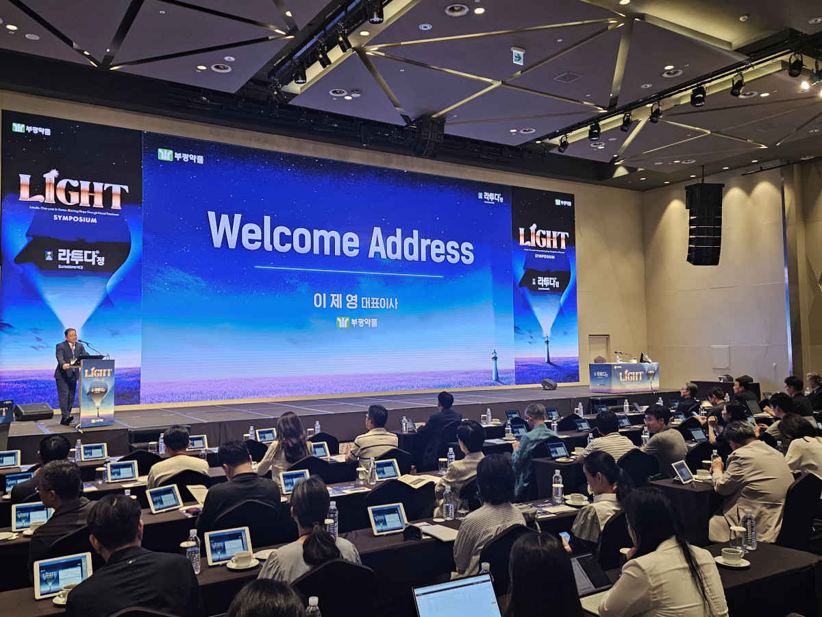 ▲부광약품 이제영 대표가 6일 라투타 출시 1주년 심포지엄 행사에서 정신건강의학과 전문의들에게 인사말을 전하고 있다. (사진제공=부광약품)