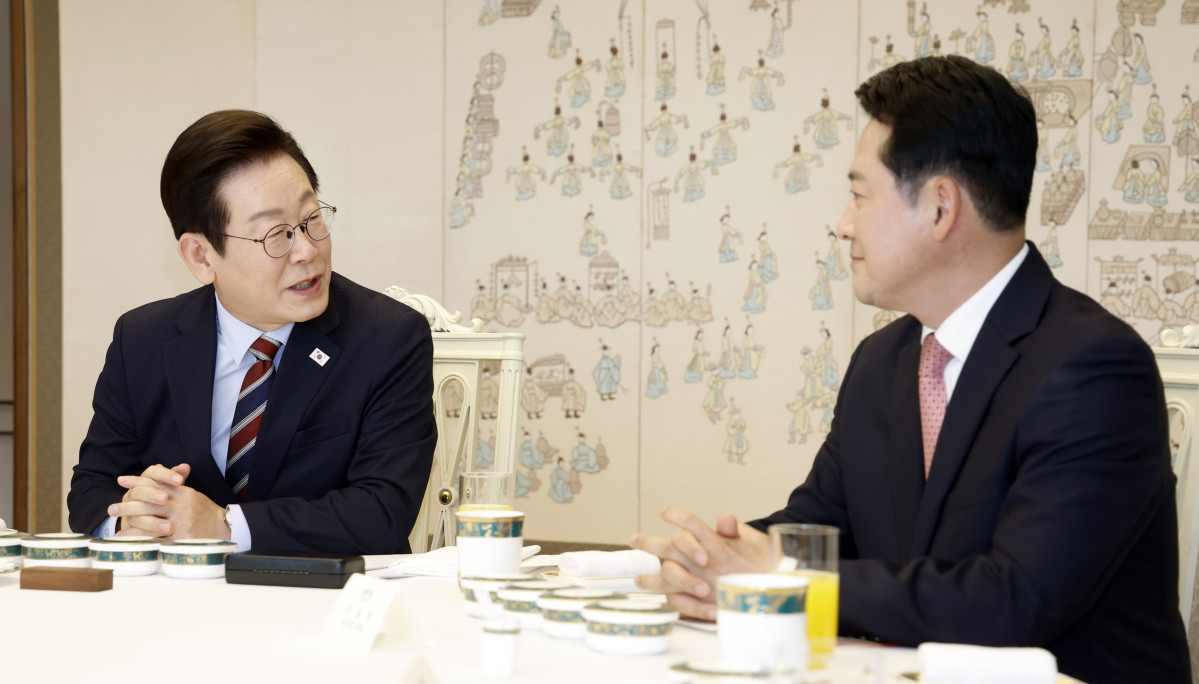 ▲이재명 대통령이 8일 서울 용산 대통령실 청사에서 열린 여야 지도부 오찬 회동에서 발언하고 있다. 오른쪽은 장동혁 국민의힘 대표. 2025.09.08.  (뉴시스)