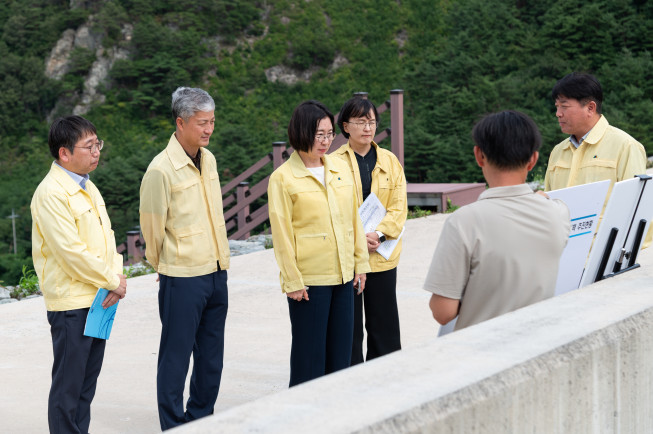 ▲이미선(왼쪽 세 번째) 기상청장이 8일 강원강릉시 오봉저수지를 방문해 설명을 듣고 있다.  (사진제공=기상청)