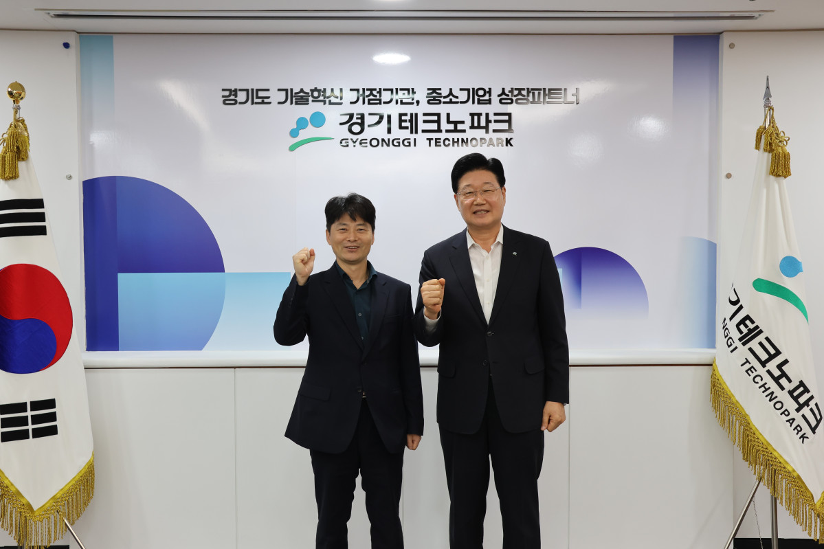▲허남석 안산시 부시장과 정진수 경기테크노파크 원장이 경기테크노파크에서 기념사진을 찍었다. (경기테크노파크)