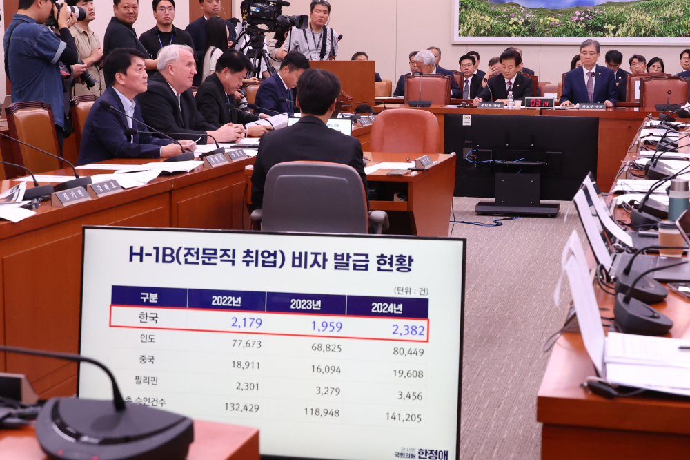 ▲조현 외교부 장관이 8일 서울 여의도 국회에서 열린 외교통일위원회 현안 질의에서 미 조지아주 이민당국의 한국 배터리 공장 건설 현장 단속으로 한국인 근로자 300여 명이 구금된 사태와 관련해 의원 질의에 답하고 있다. 조 장관은 이번 사건의 해결을 위해 이날 오후 미국으로 출국할 예정이다.  (고이란 기자 photoeran@ )