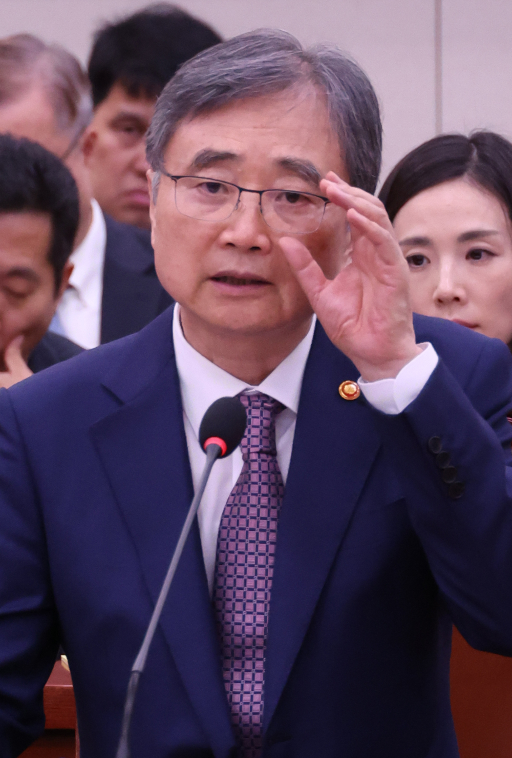 ▲조현 외교부 장관이 8일 서울 여의도 국회에서 열린 외교통일위원회 현안 질의에서 미 조지아주 이민당국의 한국 배터리 공장 건설 현장 단속으로 한국인 근로자 300여 명이 구금된 사태와 관련해 의원 질의에 답하고 있다. 조 장관은 이번 사건의 해결을 위해 이날 오후 미국으로 출국할 예정이다.  (고이란 기자 photoeran@ )