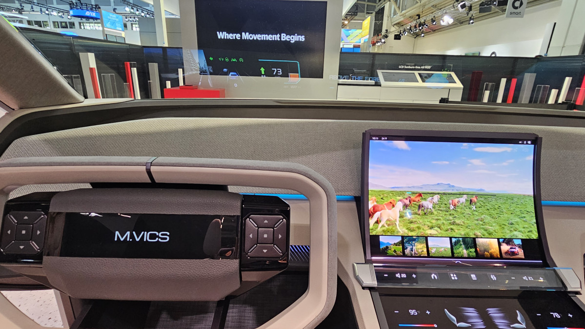 ▲8일(현지시간) 독일 뮌헨 메쎄에서 열린 'IAA 모빌리티 2025' 프레스데이 현대모비스 부스에서 관람객이 현대모비스 기술이 접목된 데모카 모습. (사진=현대모비스)