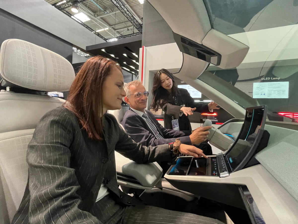 ▲8일(현지시간) 독일 뮌헨 메쎄에서 열린 'IAA 모빌리티 2025' 프레스데이 현대모비스 부스에서 관람객이 현대모비스 기술이 접목된 데모카에  탑승해 살펴보고 있다. (사진=현대모비스)