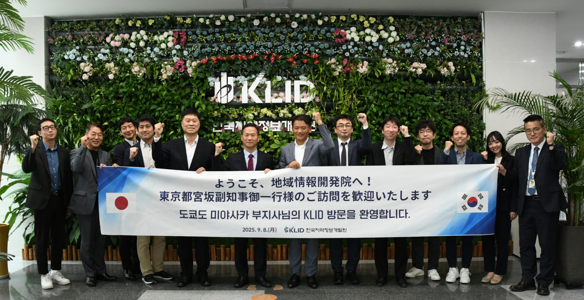 ▲개발원을 방문한 일본 도쿄도 방문단이 1층 로비에서 한국지역정보개발원 박덕수 원장(왼쪽부터 6번째)과 미야사카 마나부 도쿄도 부지사(왼쪽부터 7번째)를 비롯한 양 기관 관계자들이 기념촬영을 하고 있다. (한국지역정보개발원)