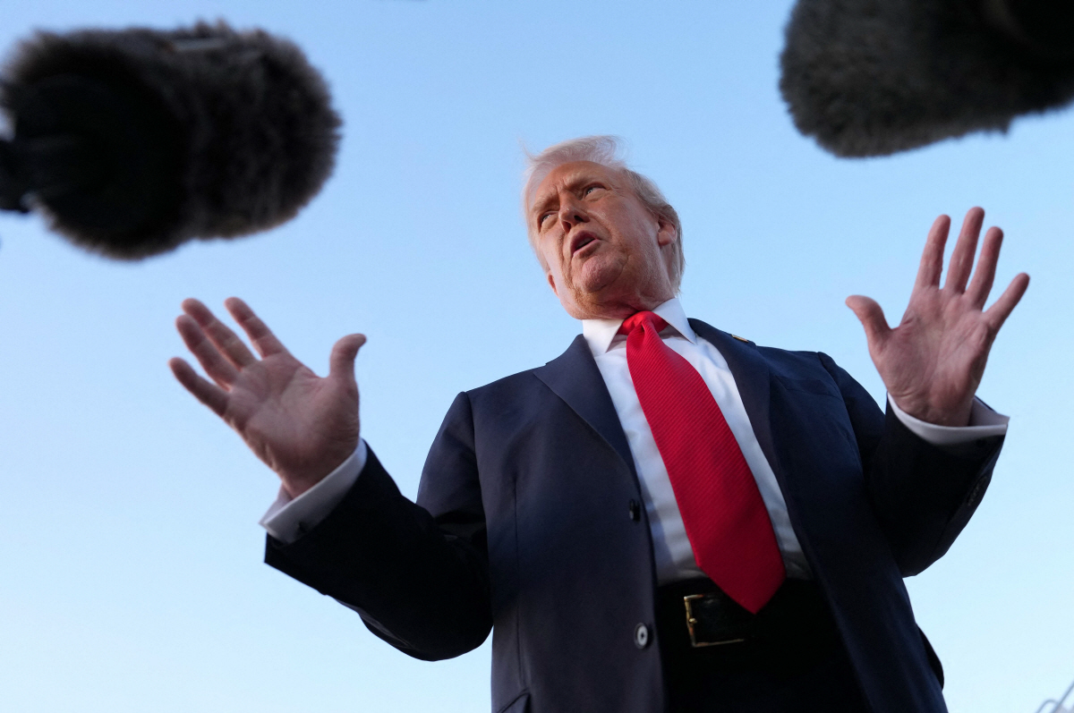 ▲도널드 트럼프 미국 대통령이 7일(현지시간) 워싱턴D.C. 인근 메릴랜드주 앤드루스 합동기지에서 취재진 질문에 답하고 있다.  (앤드루스(미국)/AFP연합뉴스)