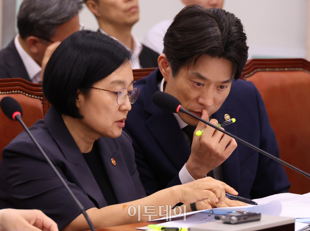 ▲한성숙(왼쪽) 중소벤처기업부 장관과 노용석 차관이 8일 서울 여의도 국회 산업통상자원중소벤처기업위원회 전체회의에서 대화하고 있다. 고이란 기자 photoeran@