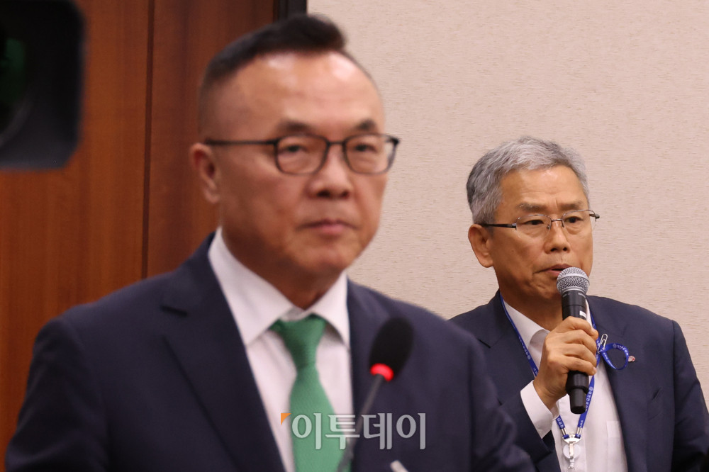 ▲김동철 한국전력 사장이 8일 서울 여의도 국회 산업통상자원중소벤처기업위원회 전체회의에서 의원 질의에 답하고 있다. 왼쪽은 황주호 한국수력원자력 사장. 고이란 기자 photoeran@