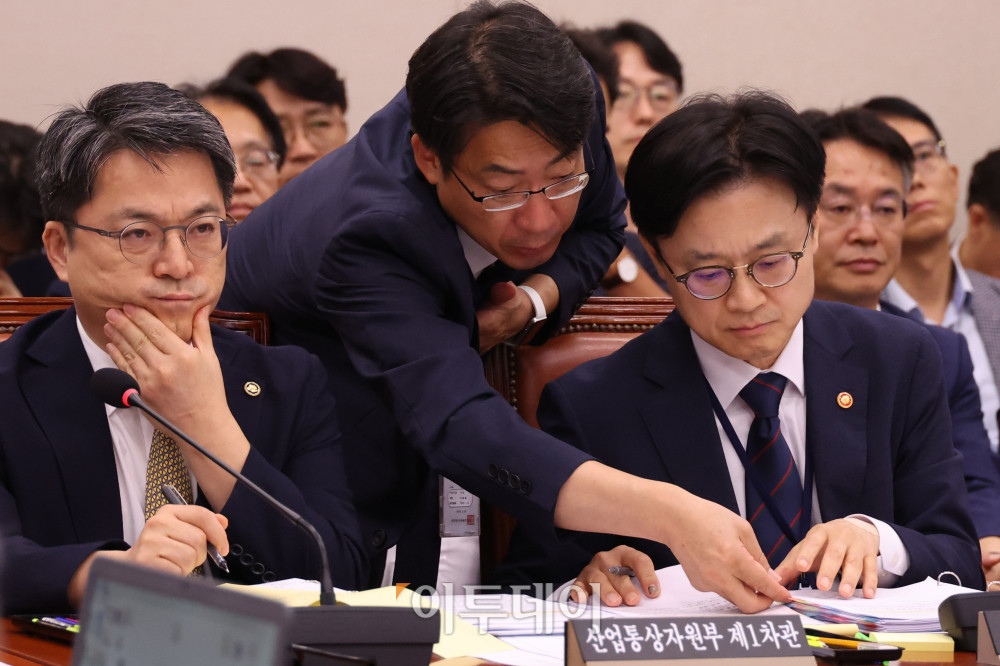 ▲김정관 산업통상자원부 장관이 8일 서울 여의도 국회 산업통상자원중소벤처기업위원회 전체회의에서 자료를 살펴보고 있다. 고이란 기자 photoeran@