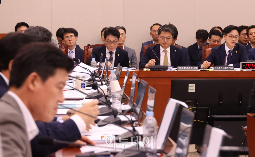 ▲김정관 산업통상자원부 장관이 8일 서울 여의도 국회 산업통상자원중소벤처기업위원회 전체회의에서 의원 질의에 답하고 있다. 고이란 기자 photoeran@