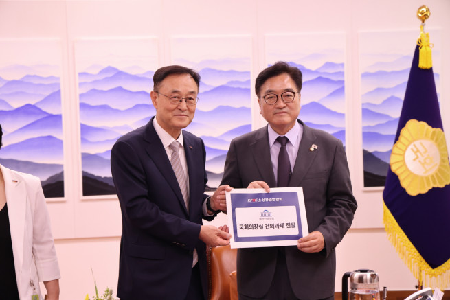 ▲송치영 소상공인연합회 회장이 8일 서울 영등포구 국회 의장실에서 우원식 국회의장을 만나 건의과제를 전달하고 있다. (사진제공=소상공인연합회)