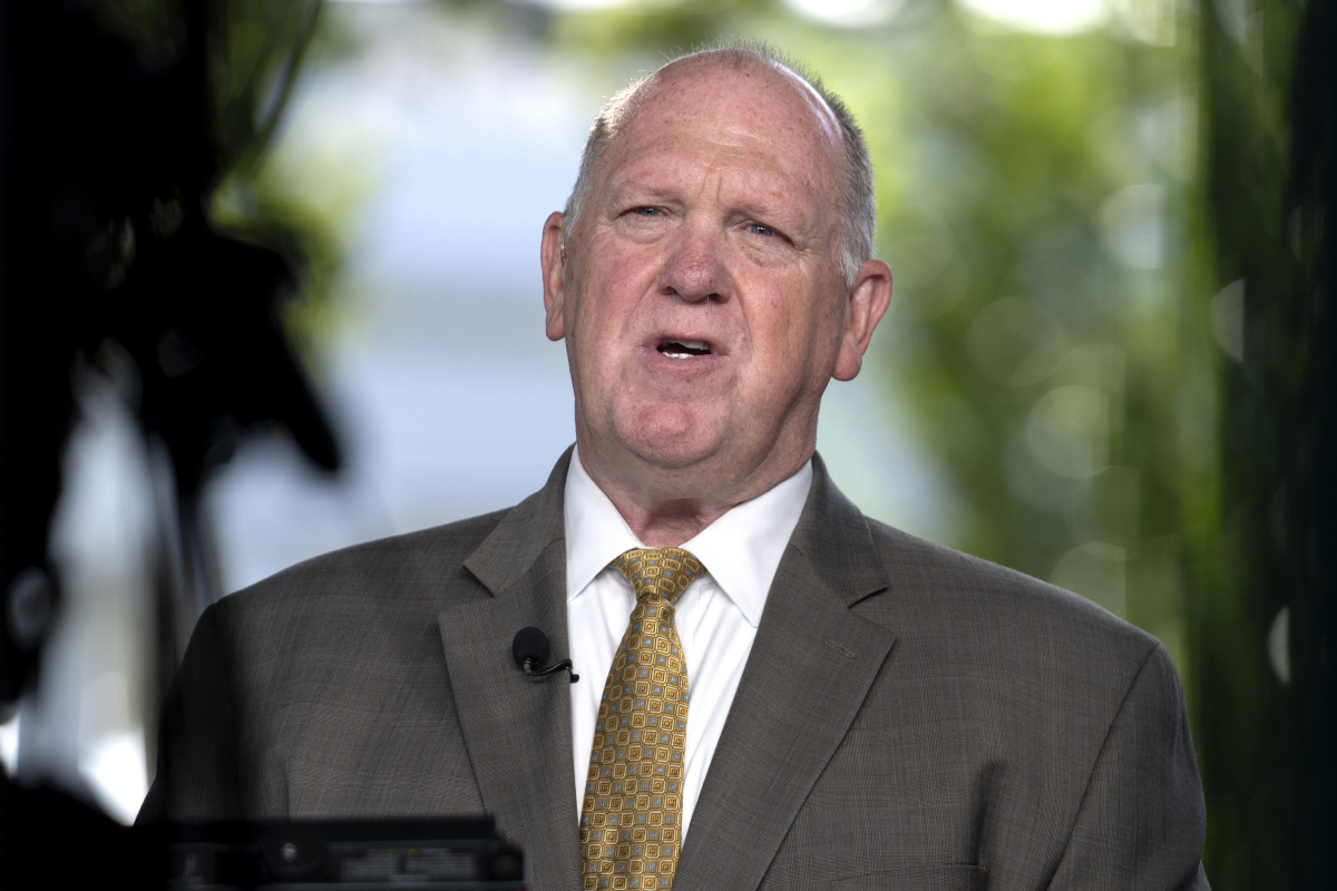 ▲톰 호먼 미국 국경 차르가 지난달 28일(현지시간) 백악관에서 TV 인터뷰를 하고 있다.  (워싱턴D.C./AP뉴시스)