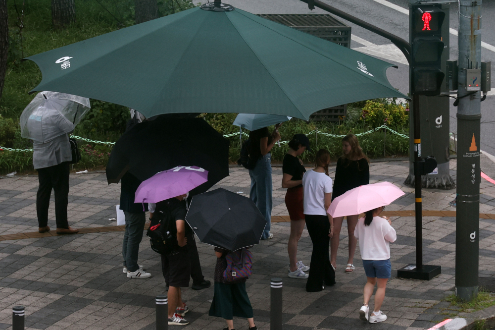 ▲전국 대부분 지방에 비가 내리는 7월 14일 서울 중구 을지로 1가에서 우산을 쓴 시민들이 발걸음을 재촉하고 있다. (이투데이DB)