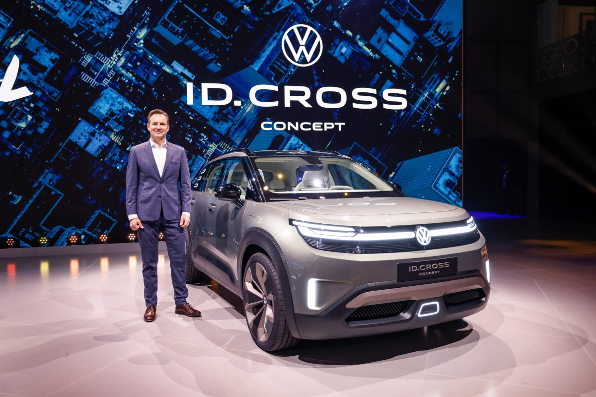 ▲폭스바겐 컴팩트 전기 SUV ID.크로스 콘셉트와 토마스 셰퍼(Thomas Schäfer) 폭스바겐 브랜드 CEO (사진=폭스바겐)
