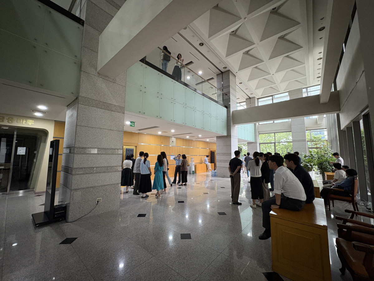 ▲8일 오후 서울 영등포구 여의도 금융감독원 본원에서 열린 긴급 직원설명회. 일부 직원들이 자리가 없어 대강당 내부에 들어가지 못하고 있다. @hihello (정회인 기자)