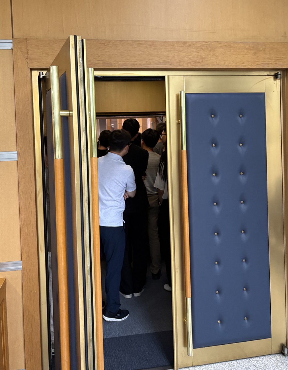 ▲8일 오후 서울 영등포구 여의도 금융감독원 본원에서 열린 긴급 직원설명회. 문앞까지 인파로 꽉 차있다. @hihello (정회인 기자)