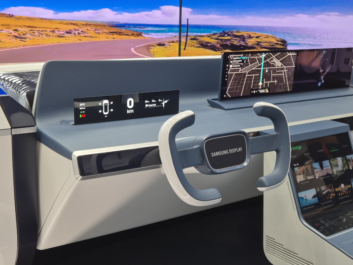 ▲운전석 앞에 설치된 10.25형 무빙 클러스터(Moving Cluster) 디스플레이는 주행할 때는 계기판 역할을 하다가 정차 시에는 대시보드 아래로 숨길 수 있도록 설계했다. 권태성 기자 tskwon@