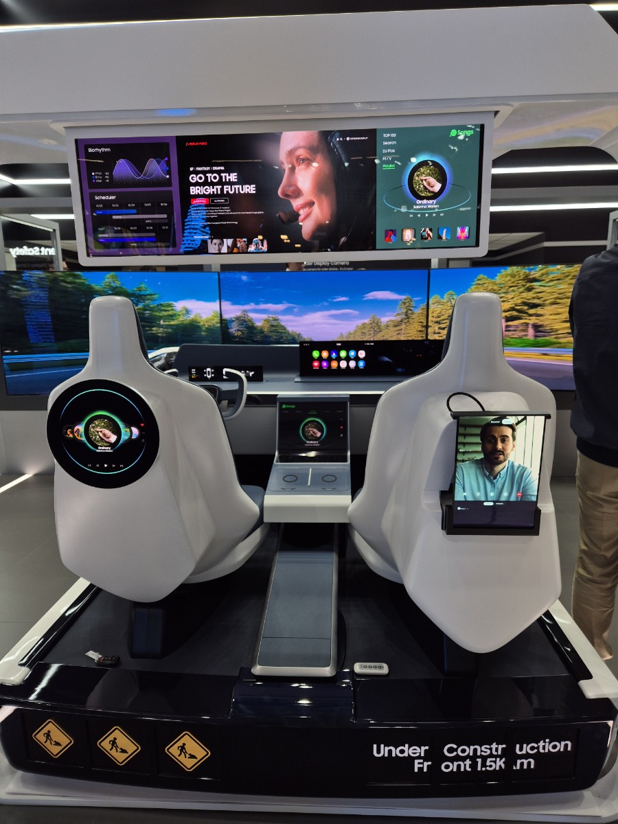 ▲운전석과 동반석 사이 센터페시아에는 14.4형 ‘플렉시블L’ 디스플레이가 전시된다. ‘니은(L)’자 형태의 구부러진 디스플레이는 공조 시스템, 차량 상태 정보, 차량 설정 등 운전자와 동승자가 자주 사용하는 기능을 직관적으로 조작할 수 있게 배치된다. 권태성 기자 tskwon@